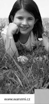 Děvčátko v trávě